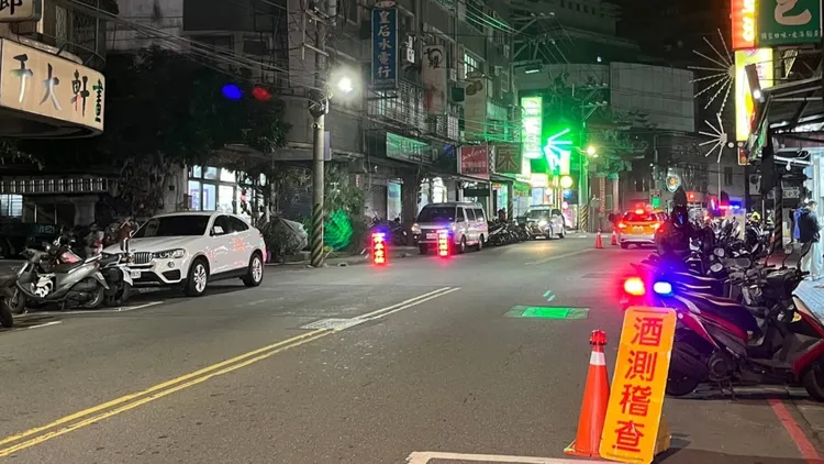 警方在路口實施酒駕攔檢。林口警分局提供