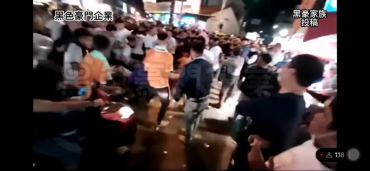 宮廟元宵遶境陣頭間神轎擦撞，引爆肢體衝突，現場打成一團。翻攝黑色豪門企業