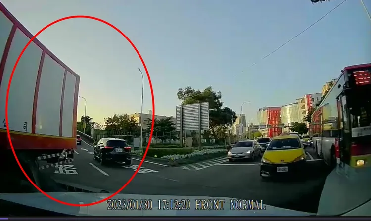 聯結車駕駛發現走錯道，竟違規迴轉，還逆向行駛。翻攝畫面