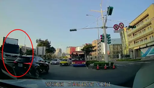 逆向片|聯結車開錯道竟這樣搞 扯!違規迴轉還逆向「駛」嚇壞人