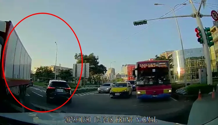 聯結車駕駛不願繞遠路，竟違規迴轉。翻攝畫面