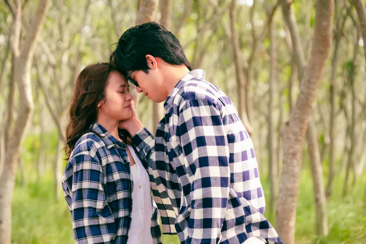 張耀仁（右）捧臉吻別黃姵嘉。公視台語台提供