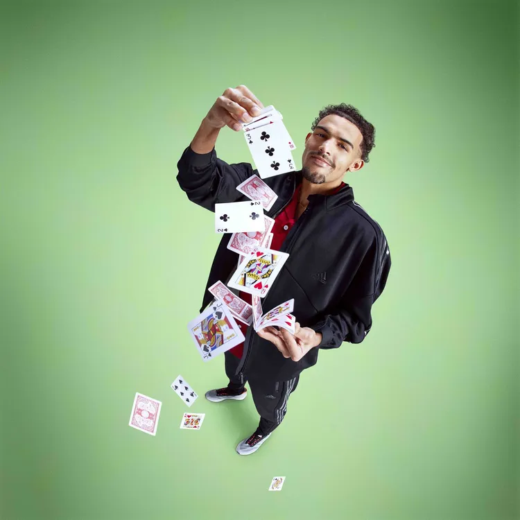 NBA球星Trae Young穿上adidas Sportswear系列運動套裝，在保有運動核心的同時，展現出不經意的隨興時尚。品牌提供