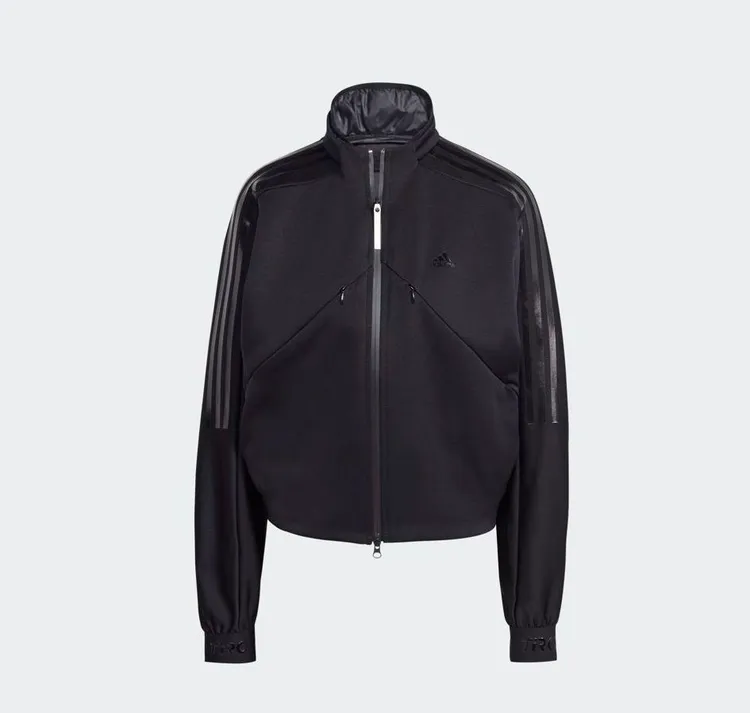 Sportswear女款運動外套，3290元。品牌提供