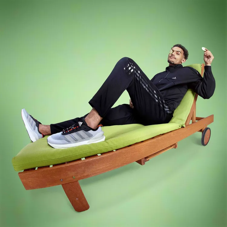 效力於NBA亞特蘭大老鷹隊的Trae Young，穿著adidas Sportswear運動套裝，分別以慵懶坐在躺椅上、玩一手撲克牌耍帥，在各種場合切換姿態。品牌提供