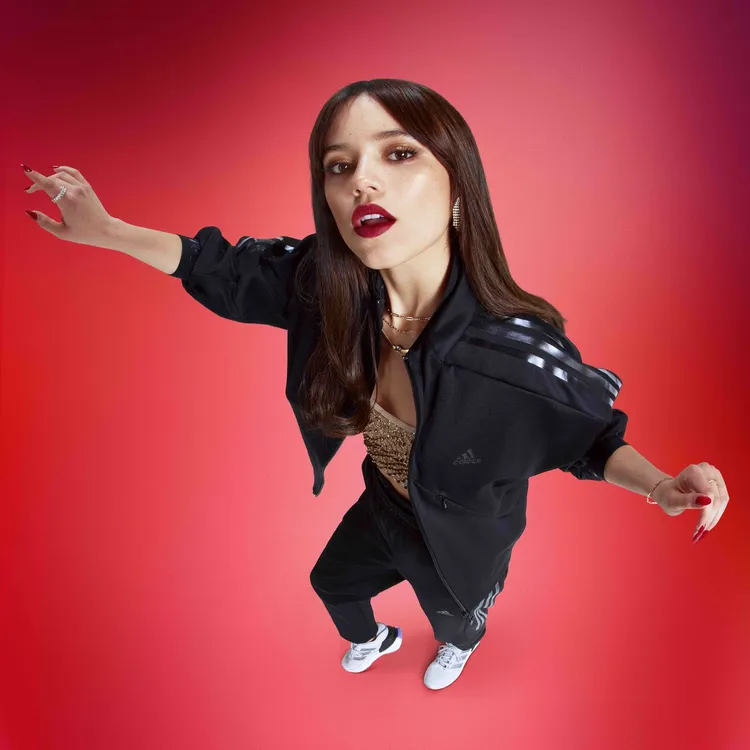 Jenna Ortega穿上adidas Sportswear運動套裝，演繹黑色時尚。品牌提供