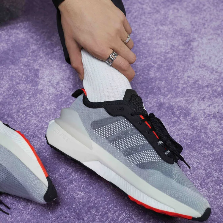 adidas AVRYN運動休閒鞋以柔和灰色為主調，搭配摺紙風格飾面和誇張的後跟貼片設計。品牌提供