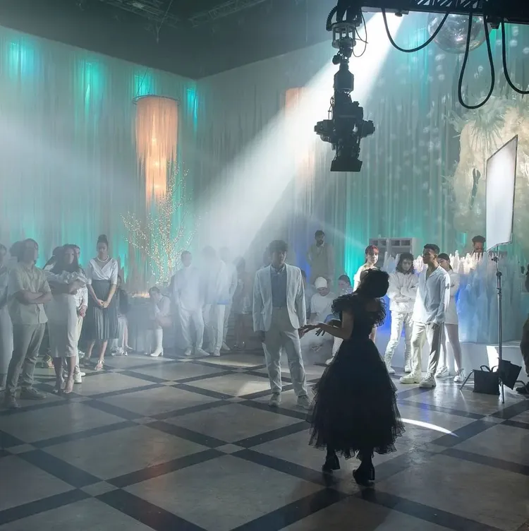 珍娜奧特嘉（右）在《星期三》中自創的「活屍舞」，受到眾多網友爭相模仿。翻攝wednesdaynetflix IG