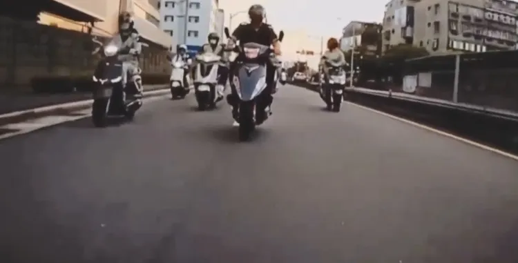 騎士超車時轉頭。翻攝臉書社團《爆廢公社公開版》