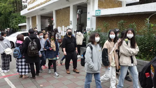 長照機構陽性率直直落! 2/27起快篩放寬