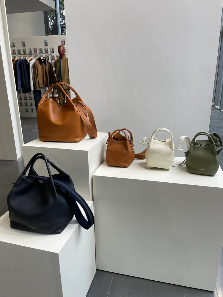 此系列包款以運送羊毛時裝載羊毛的袋子為靈感打造。張嘉玲攝