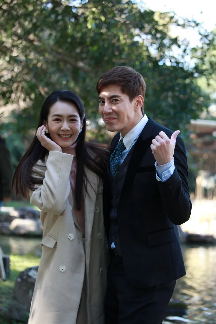 李又汝（左）和王凱低溫出外景，凍到吱吱叫。民視提供