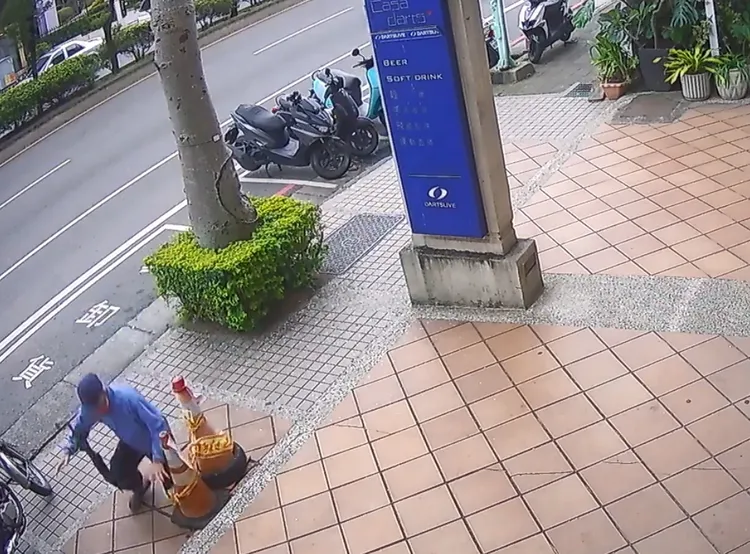 三伯陷入坑洞裡。翻攝臉書社團《路上觀察學院》