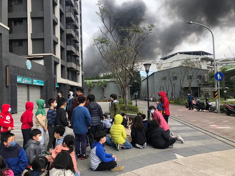 位於火場旁的大崁國小可見濃濃黑煙。新北市教育局提供
