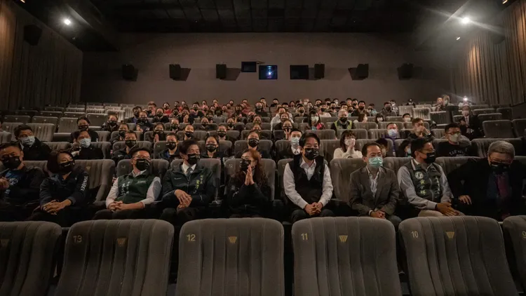 賴清德邀籃球隊同學一同看電影。府提供