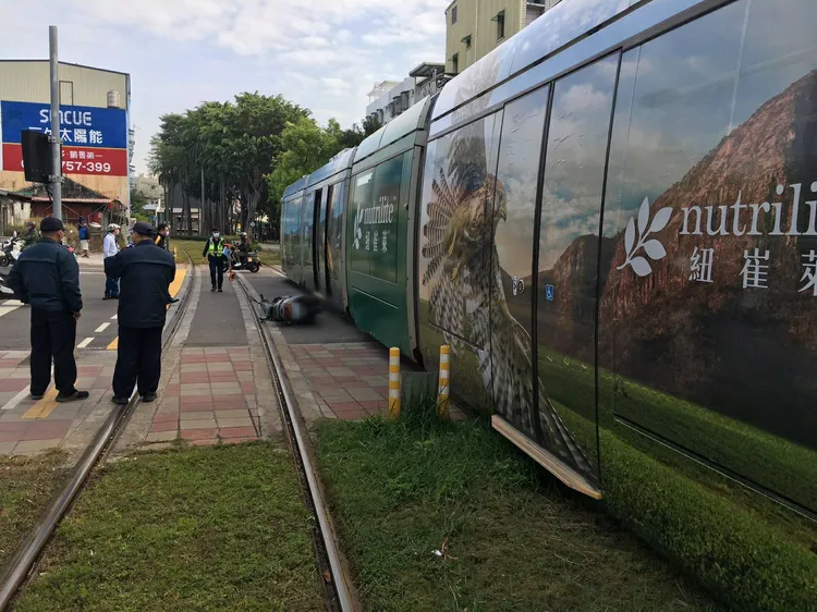 高捷輕軌今早發生機車與列車擦撞交通事故。讀者提供