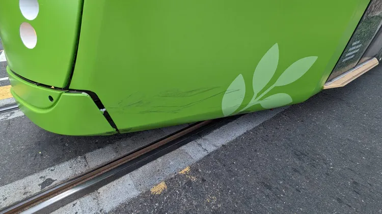 高捷輕軌今早發生機車與列車擦撞交通事故，列車車頭受損。讀者提供