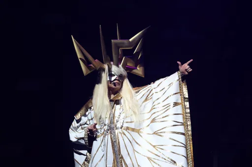伍佰斥資5千萬打造搖滾歌劇 化身「光魔王」上演30秒快速換裝