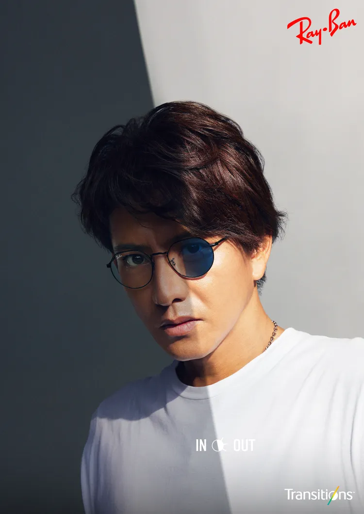 木村拓哉戴上搭配有Transitions全視線智慧調光變色鏡片的Jack鏡款。品牌提供