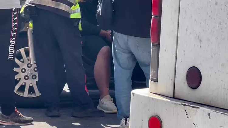 謝嫌在車內被警方上銬。民眾提供