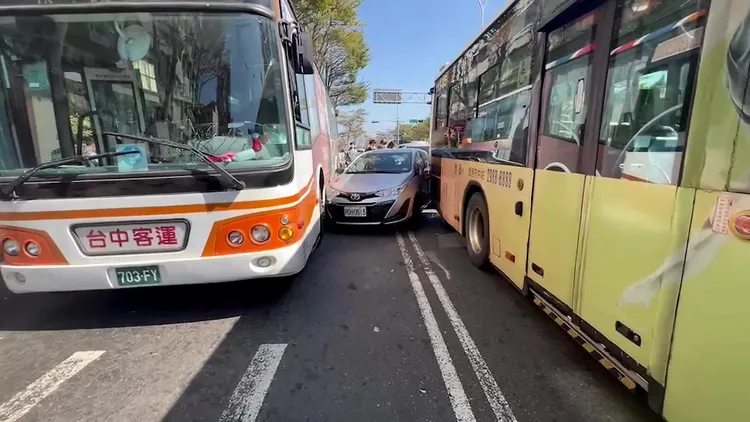 嫌犯車輛卡在2輛公車之間的車縫。民眾提供