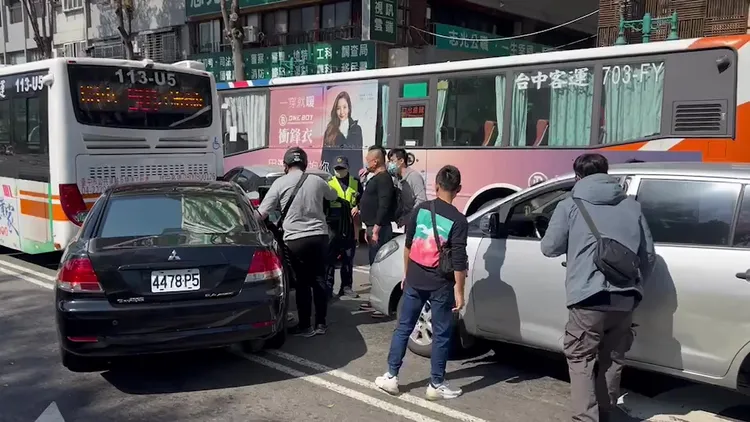 警車從後方包夾謝嫌車輛。民眾提供
