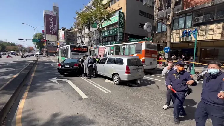 警方在中區建國路、台中路口跟蒐，嫌犯衝撞公車試圖脫逃。民眾提供