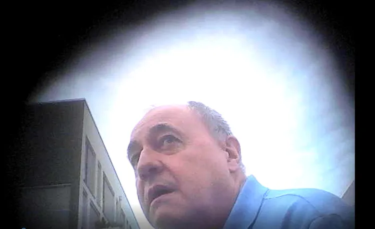 英國軍情五處MI5探員假扮「伊莉娜」與史密斯接觸，「伊莉娜」身上隱藏式鏡頭拍下史密斯畫面。路透社