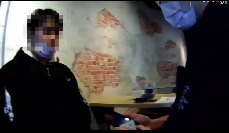 黃男（左）坦承行竊，伸手讓警方扣上手銬。讀者提供