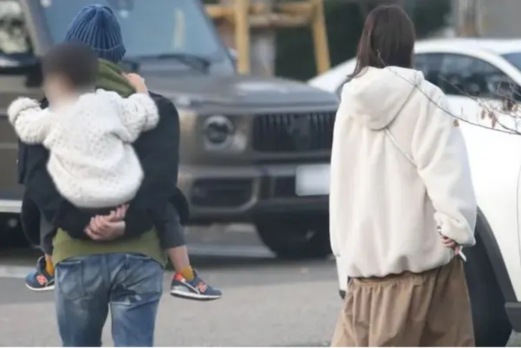 佐佐木希一家三口開心出門。翻攝女性自身