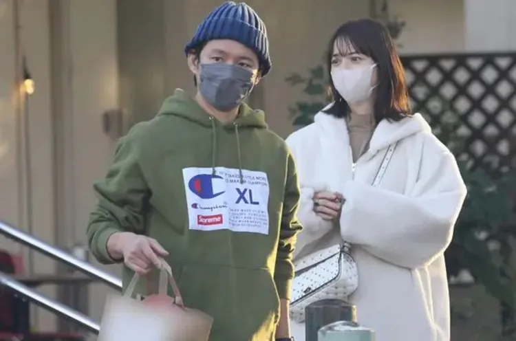 佐佐木希（右）和渡部建一起上街。翻攝女性自身