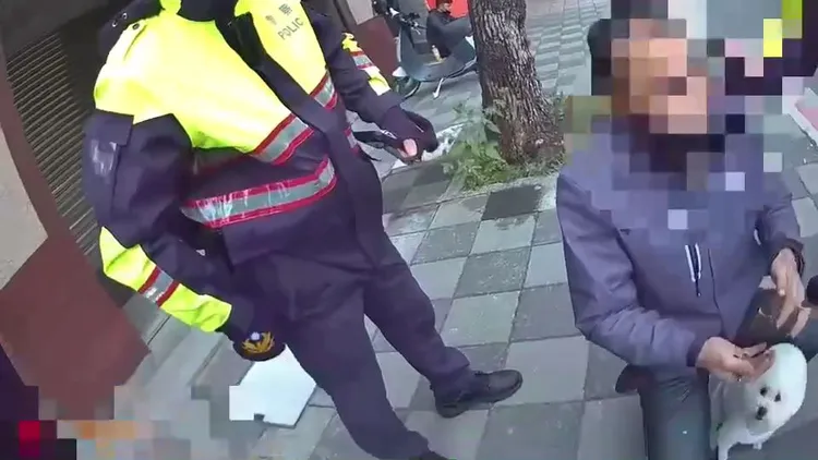 警方向莫男宣告權利。蘆洲警分局提供