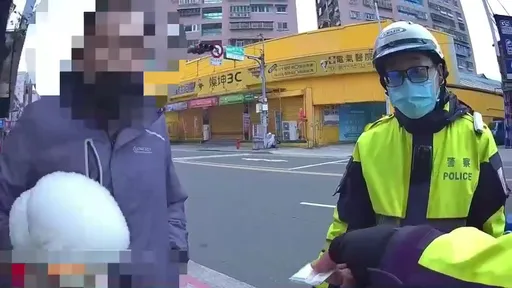 帶毛孩溜達卻做錯這件事引警注意　新北男掏出皮夾後就GG了