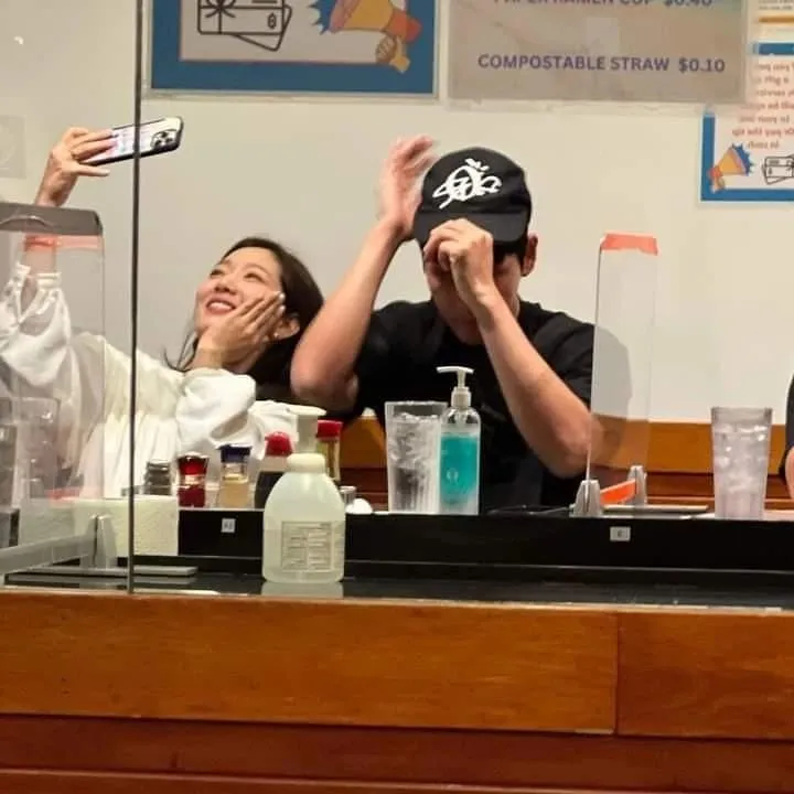 朴信惠捧頰自拍，幸福滿溢。翻攝naver