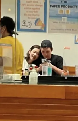 朴信惠（左）頭靠在崔泰俊肩膀上超甜蜜，令人稱羨。翻攝naver