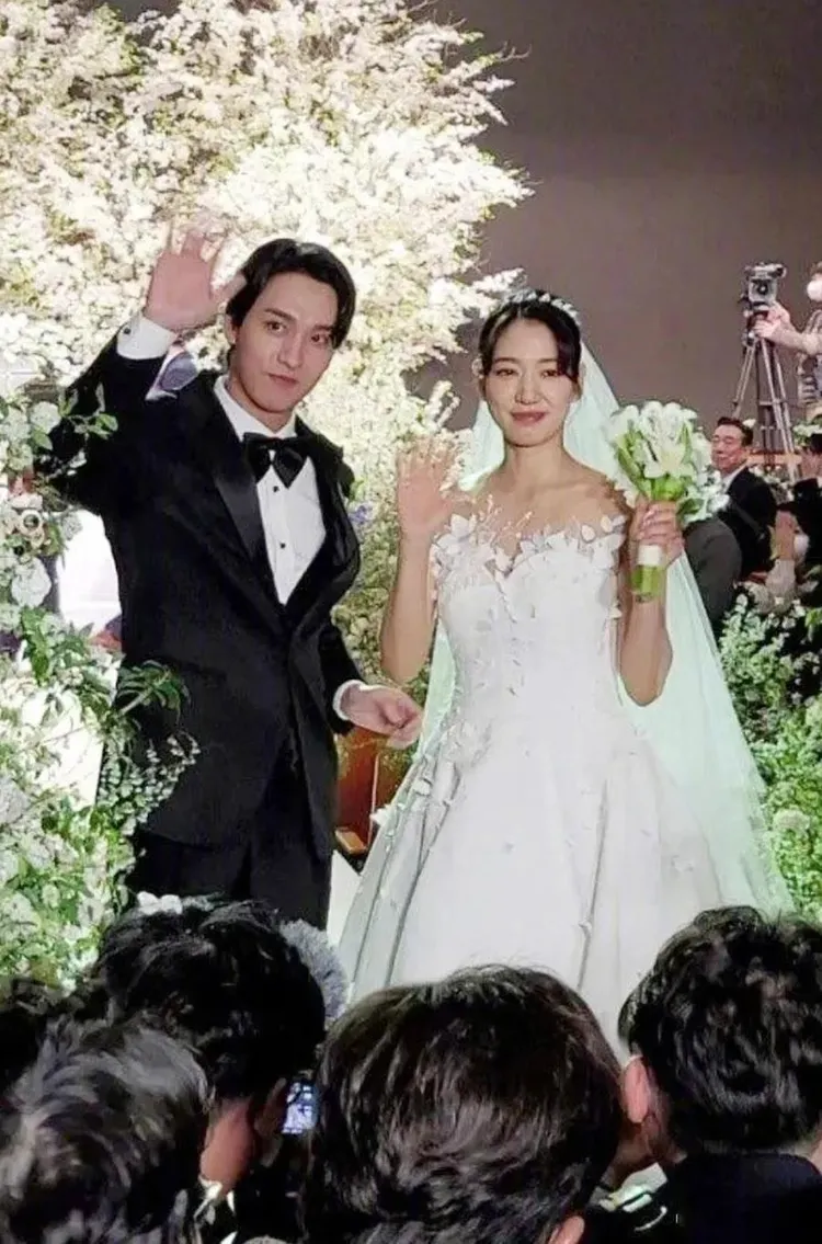 崔泰俊（左）、朴信惠去年1月22日舉行婚禮，日前到夏威夷慶祝結婚1周年。翻攝naver