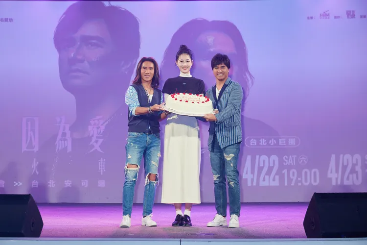 YouTuber千千（中）送蛋糕為尤秋興（右）暖壽。華研提供