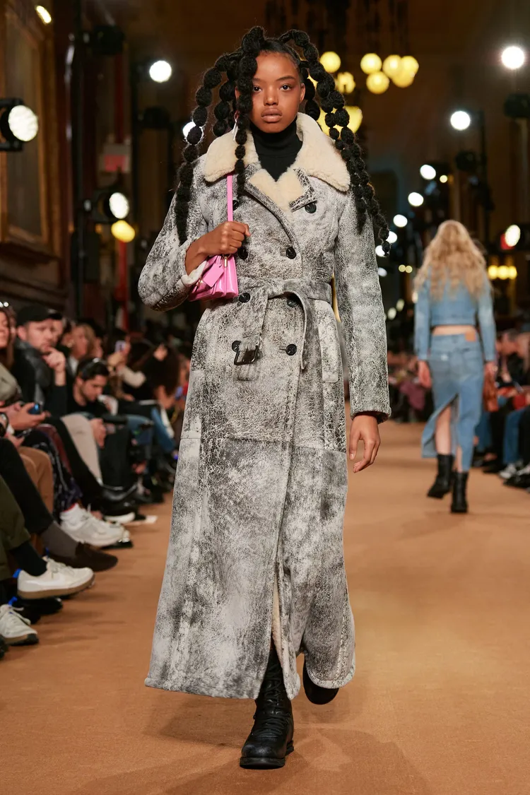 金屬光澤Shearlin長大衣。品牌提供