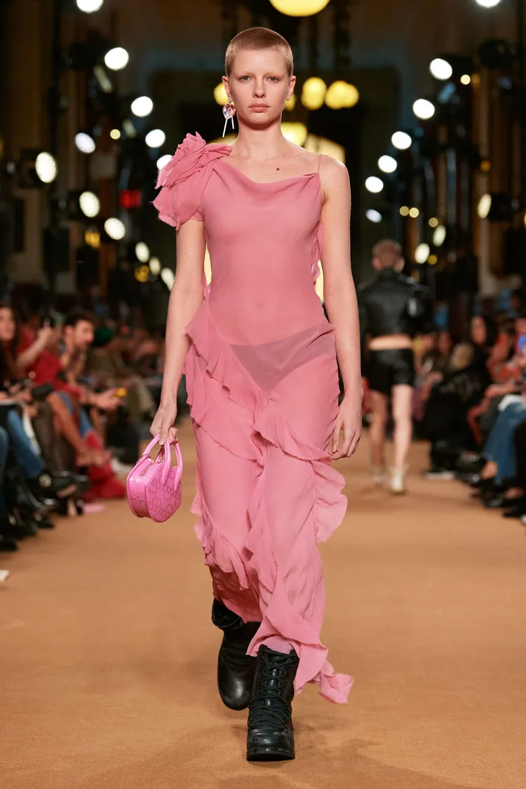 絲質雪紡紗長洋裝以原木、紅花和金盞花等素材自然染色。品牌提供