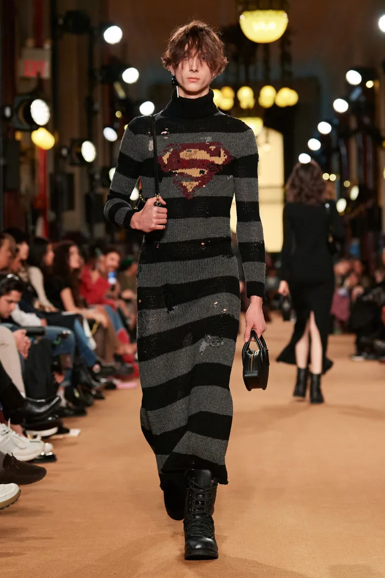 COACH 2023秋季系列大秀，超人圖案裝飾針織長洋裝。品牌提供