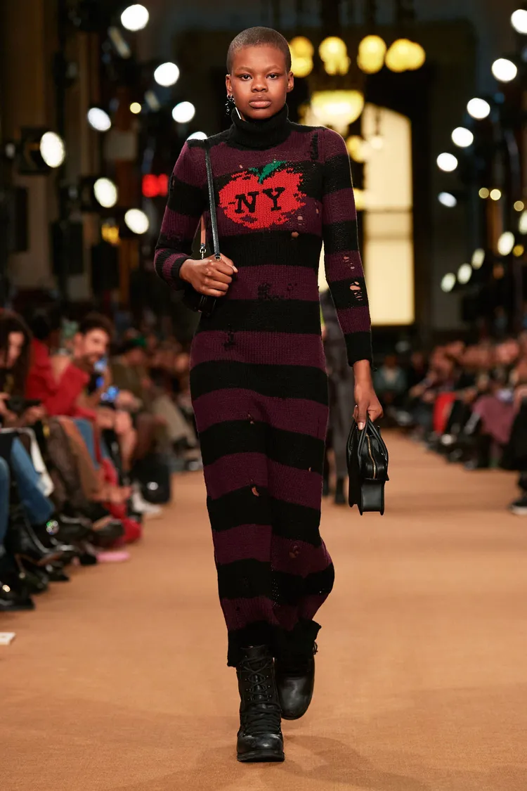 大蘋果圖案的針織破損裝飾長洋裝，宣揚老舊單品的獨特破損之美。品牌提供