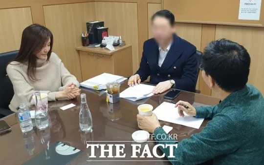 甄美里（左起）今帶著律師受訪，睽違13年面對媒體。翻攝THE FACT
