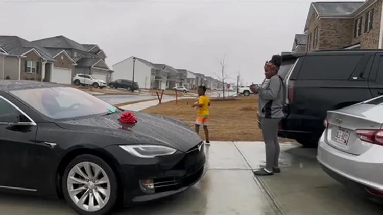 女兒看到禮物是特斯拉時當場傻眼。翻攝自TikTok