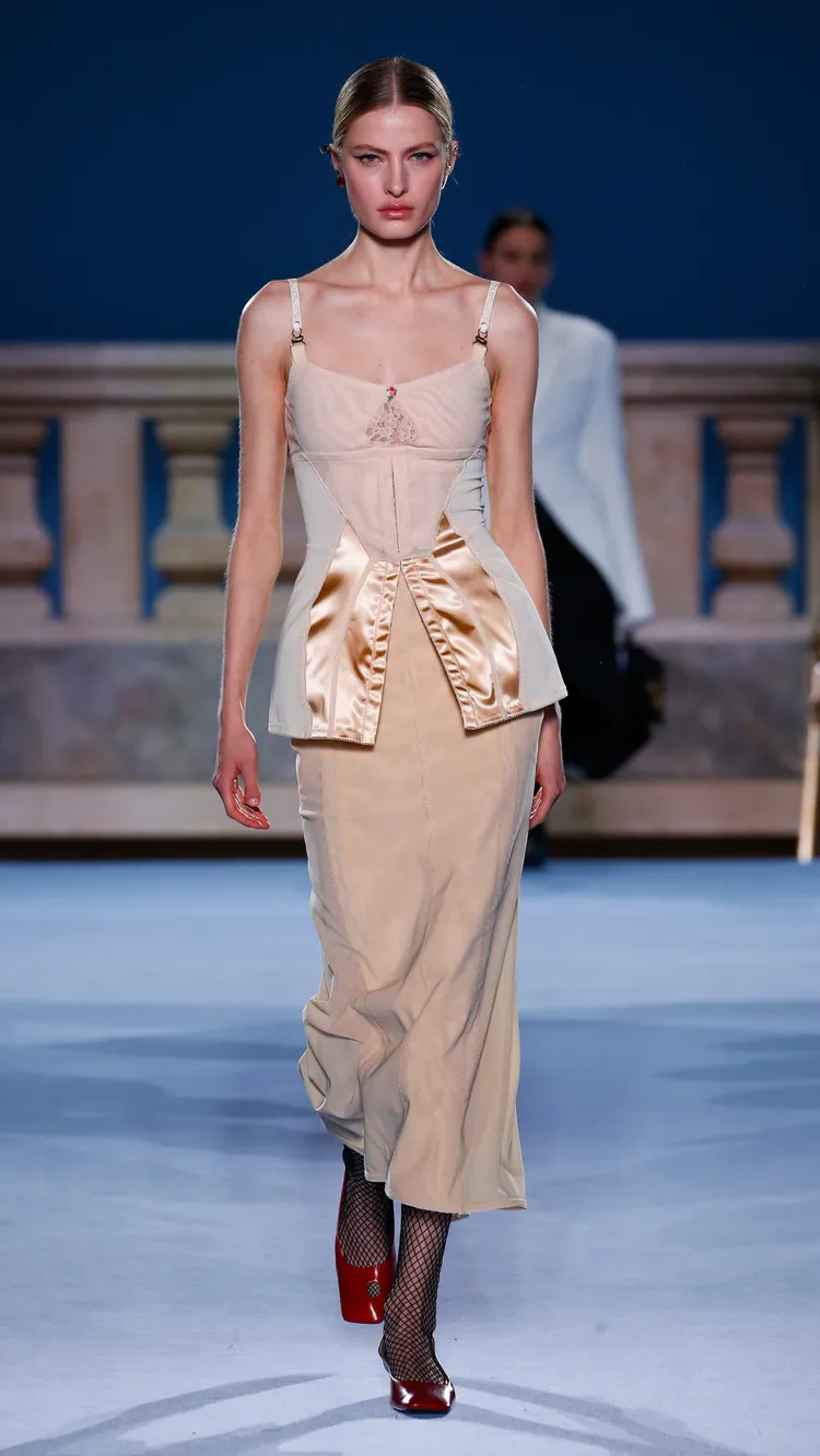 女性襯衣、束腰馬甲等以往藏在服裝之下的「內在美」，反被端上檯面成為外出服的一部分。品牌提供