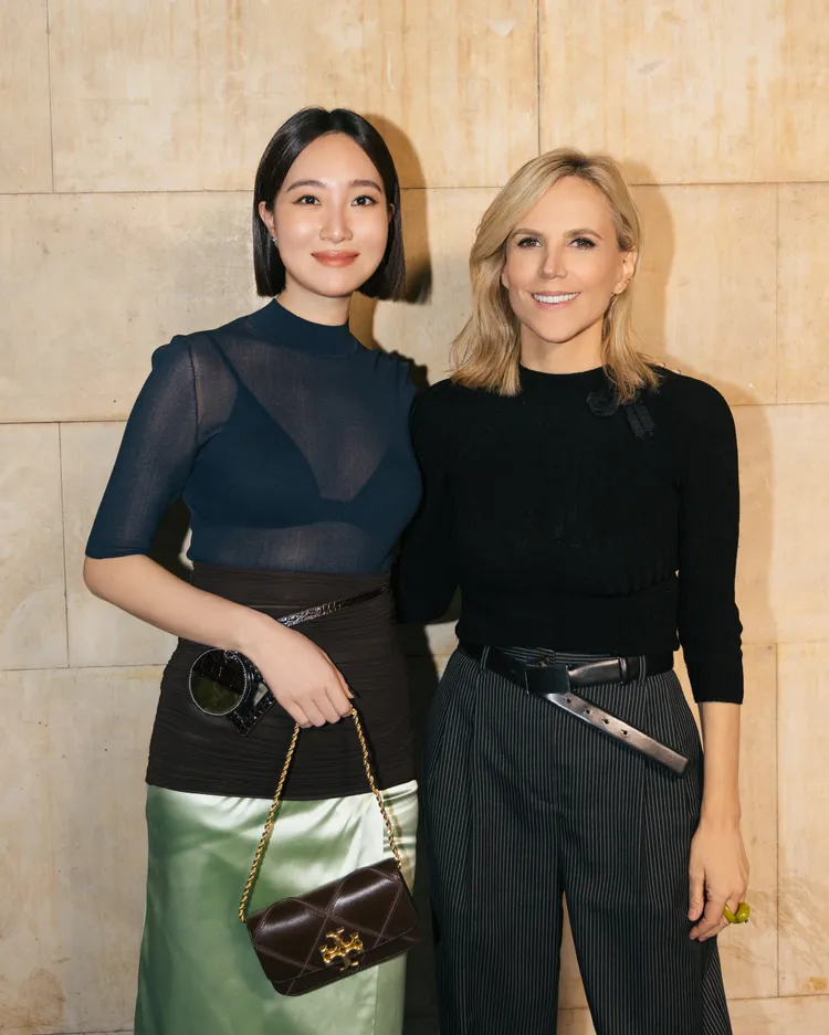 Melinda（左）與設計師Tory Burch開心合影。品牌提供