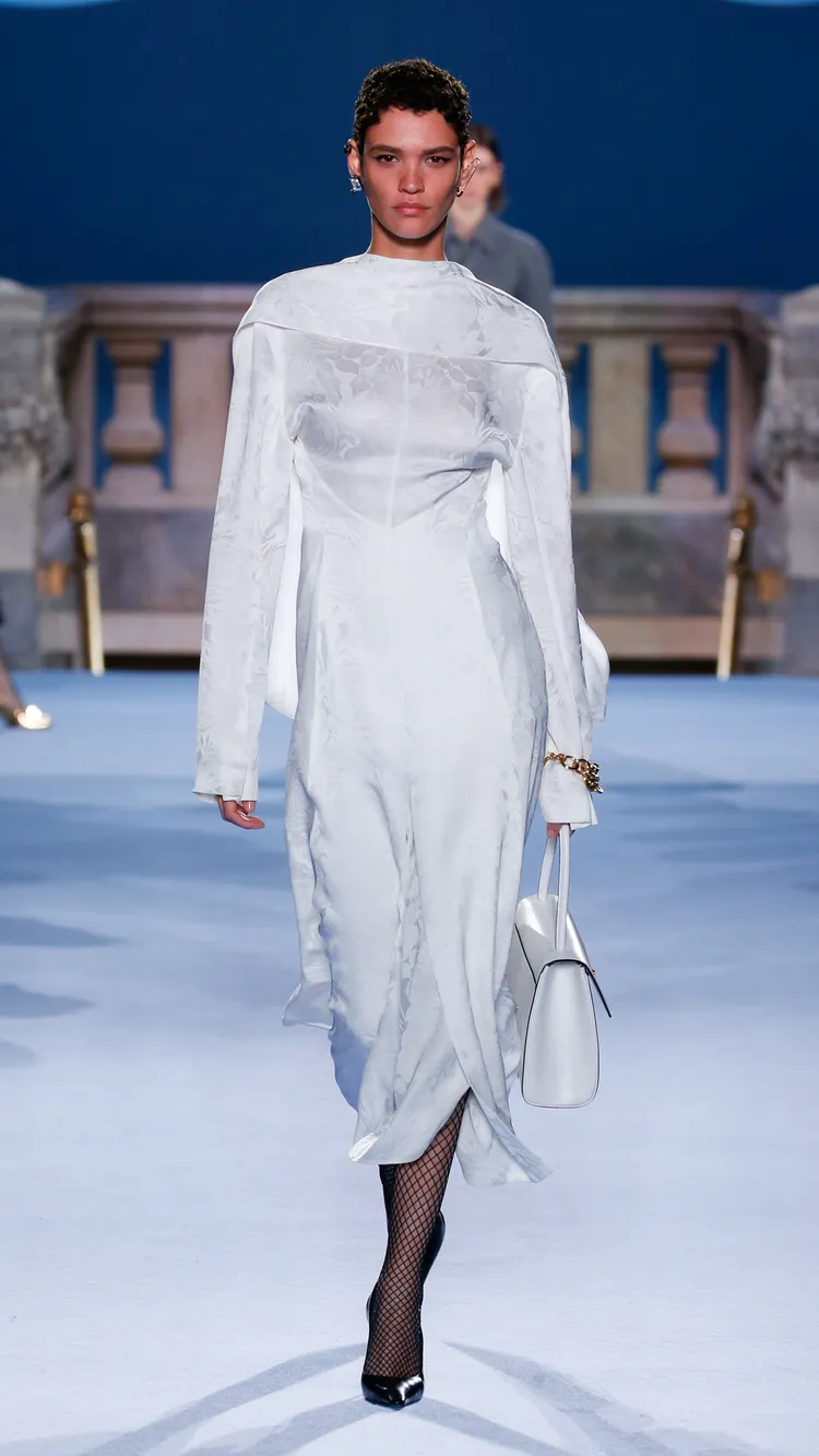 以反向式穿著剪裁呈現的提花洋裝，則放大了系列醞釀的衝擊張力。品牌提供