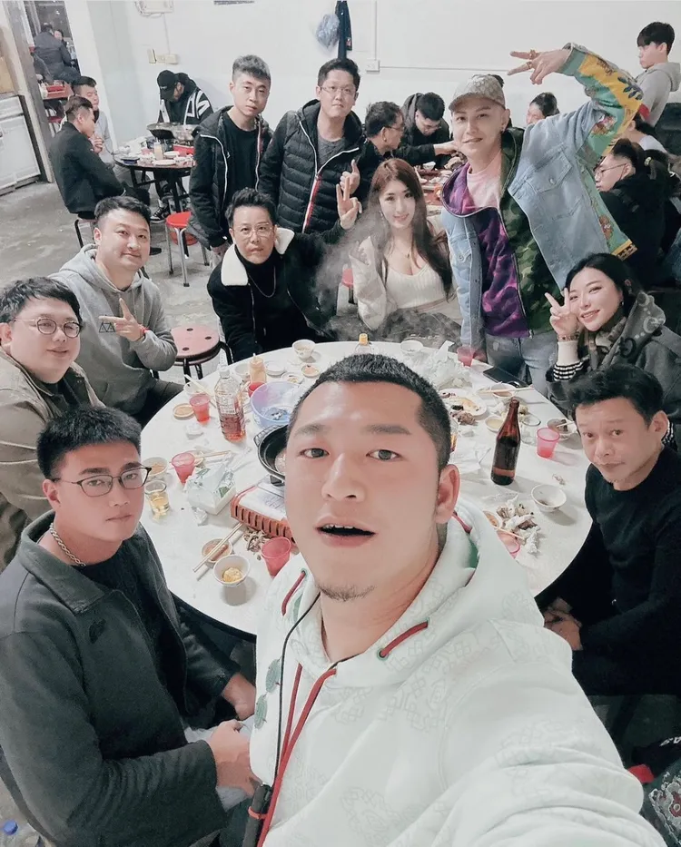 草爺帶著眾人一起去吃薑母鴨。禾力文創提供