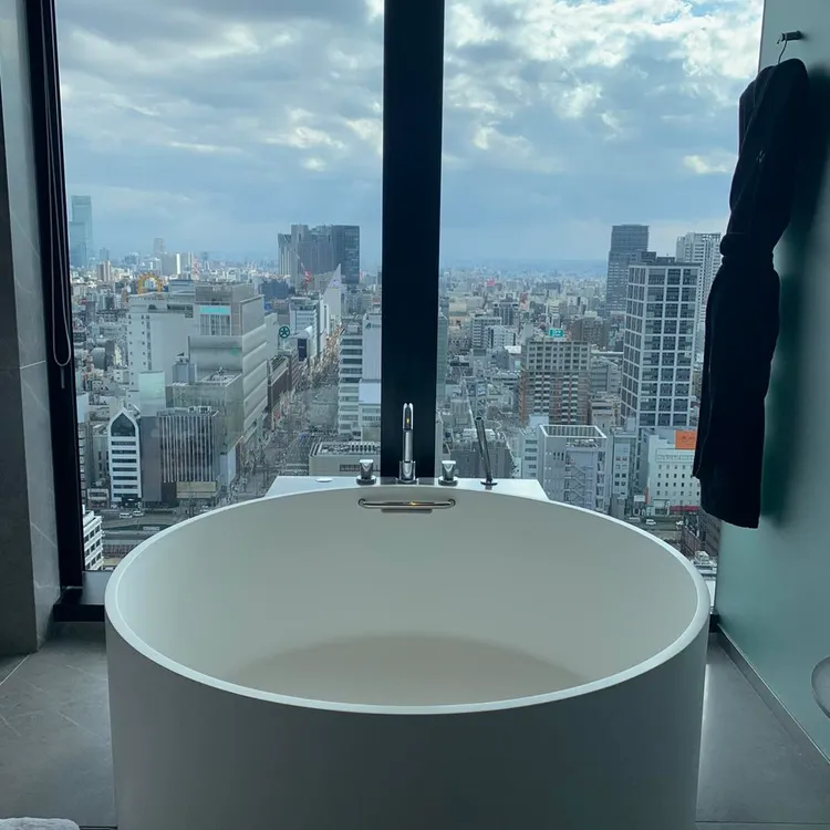 女星曾寶儀今年過50歲生日，特別飛到日本大阪豪奢酒店過生日，還體驗環球影城VIP行程，讓她相當難忘。翻攝《曾寶儀 Bowie》的粉絲頁