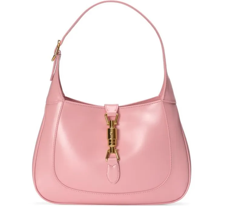 Jackie 1961小型肩背包，9萬6700元。品牌提供