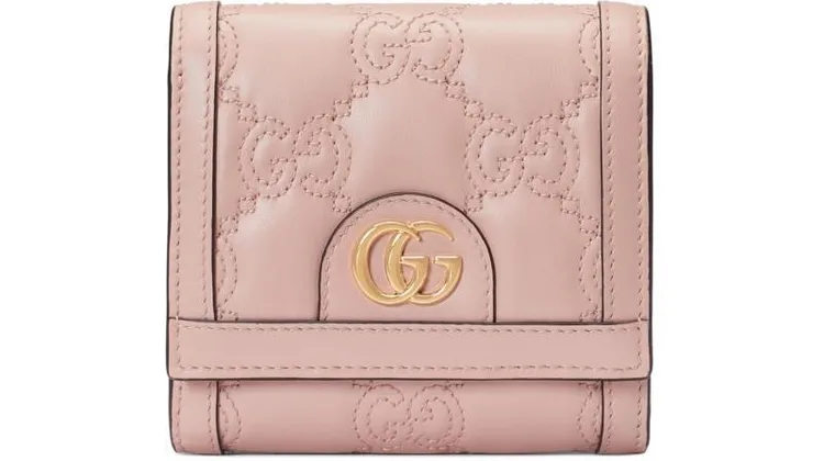 Matelasse粉色短夾，2萬5600元。品牌提供